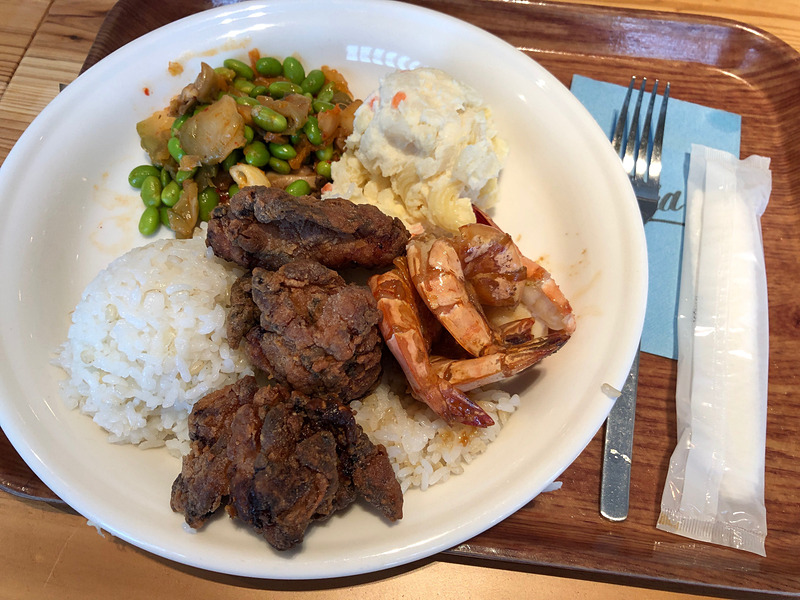 ガーリックシュリンププレートとモチコチキンプレートがお店の人気メニューで、その2つを豪華にミックスしたのがこちら。ボリューム満点なので、しっかりお腹を空かせてからのオーダーがオススメです（笑）。他にもサンドウィッチやアサイーボウルなど、軽食もありますよ