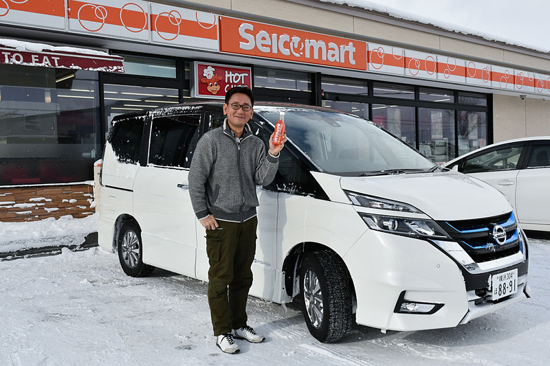 試乗会が行なわれた北海道で限定販売されている「リボンナポリン」を手にゴキゲンな筆者