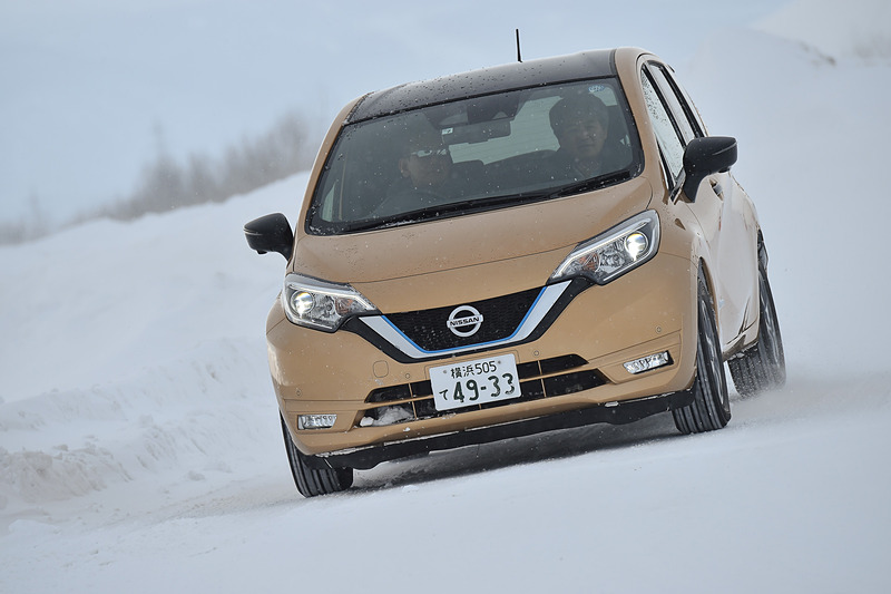 「ノート e-POWER」の試乗車は、2018年7月に追加されたモーターアシスト方式の4WD車。発進から30km/hまでの走行でモーターが後輪に駆動力を与える