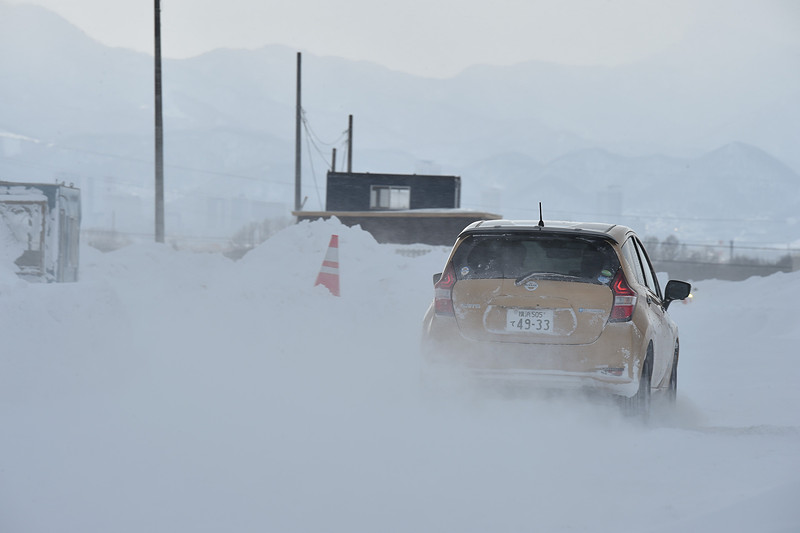 「ノート e-POWER」の試乗車は、2018年7月に追加されたモーターアシスト方式の4WD車。発進から30km/hまでの走行でモーターが後輪に駆動力を与える
