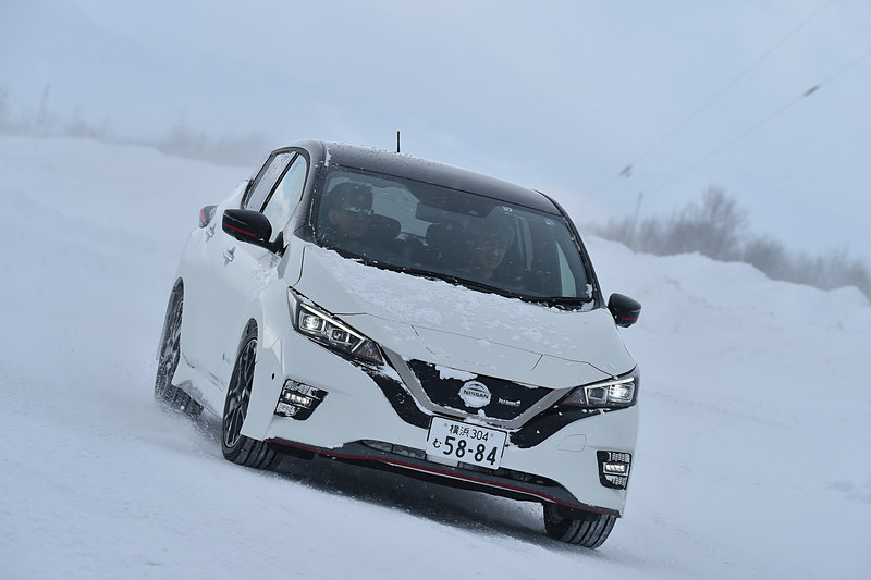 アクセルOFFで駆動輪である前輪に回生ブレーキが働くだけでなく、4輪のブレーキも作動させ、安定した制動力を効かせる