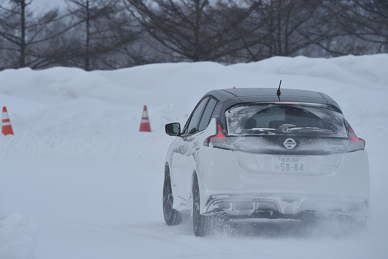 アクセルOFFで駆動輪である前輪に回生ブレーキが働くだけでなく、4輪のブレーキも作動させ、安定した制動力を効かせる