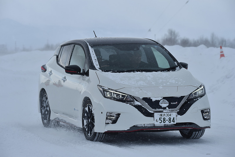 アクセルOFFで駆動輪である前輪に回生ブレーキが働くだけでなく、4輪のブレーキも作動させ、安定した制動力を効かせる