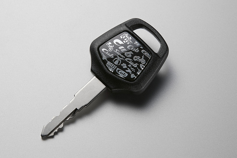 シートの後部側面やスペシャルキーには、歴代スーパーカブのロゴやスーパーカブのシルエットを用いたモノグラムを配した