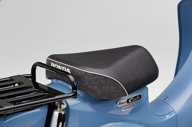 シートの後部側面やスペシャルキーには、歴代スーパーカブのロゴやスーパーカブのシルエットを用いたモノグラムを配した