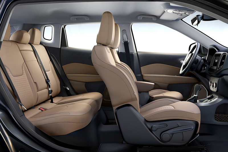 ファブリックシートやドアトリムなどがベージュとなる