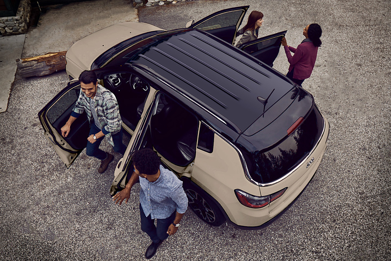 ベース車と同じくブラックペイントルーフやブラックルーフレールを採用