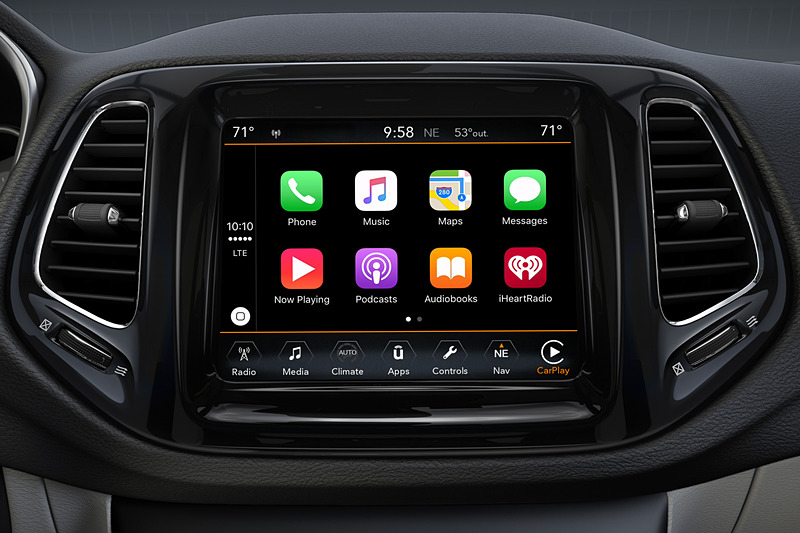 標準装備のオーディオナビゲーションシステム「Uconnect」はApple CarPlay（左）やAndroid Auto（右）に対応