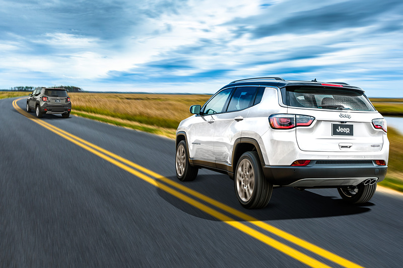 ベース車のロンジチュードは「アダプティブ クルーズ コントロール（STOP＆GO機能付）」（左上）、「LaneSense 車線逸脱警報プラス」（右上）、「前面衝突警報（クラッシュミティゲーション付）」（左下）、「Parkview リアバックアップカメラ」（右下）などの先進安全システムを標準装備する