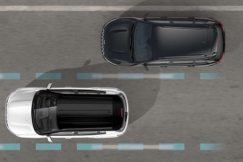 ベース車のロンジチュードは「アダプティブ クルーズ コントロール（STOP＆GO機能付）」（左上）、「LaneSense 車線逸脱警報プラス」（右上）、「前面衝突警報（クラッシュミティゲーション付）」（左下）、「Parkview リアバックアップカメラ」（右下）などの先進安全システムを標準装備する