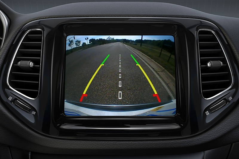 ベース車のロンジチュードは「アダプティブ クルーズ コントロール（STOP＆GO機能付）」（左上）、「LaneSense 車線逸脱警報プラス」（右上）、「前面衝突警報（クラッシュミティゲーション付）」（左下）、「Parkview リアバックアップカメラ」（右下）などの先進安全システムを標準装備する