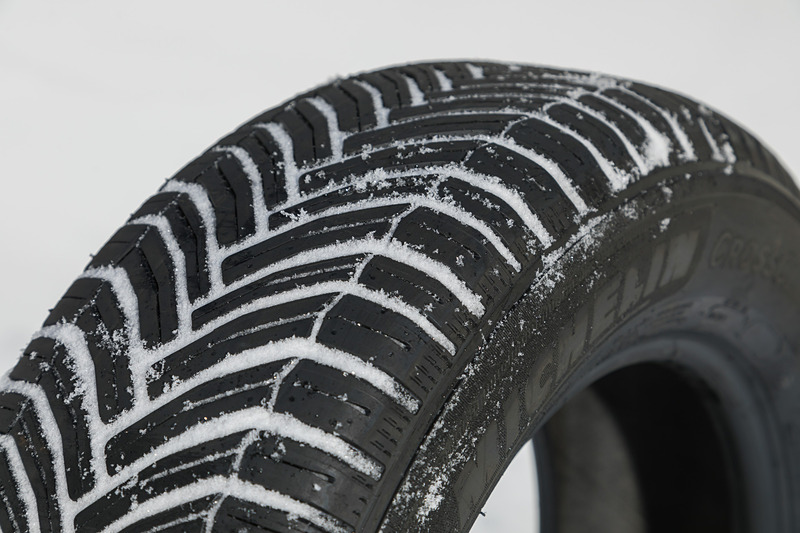 ドライ＆ウェット路面では、夏タイヤとほとんど遜色のない性能を発揮したクロスクライメートシリーズ。中央部分から両サイドに向けてV字の特徴的なパターン形状を採用し、このパターンが雪上走行時に雪を踏み固めて効果的に雪柱を作り、グリップ力を確保する