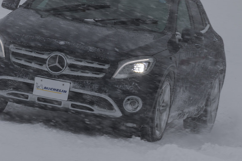 メルセデス・ベンツ「GLA」でパイロンスラロームを行なった際は、ステアリング操舵初期に応答の甘さが感じられた。縦方向のグリップはあっても、横方向のグリップはスタッドレスタイヤにおよばない