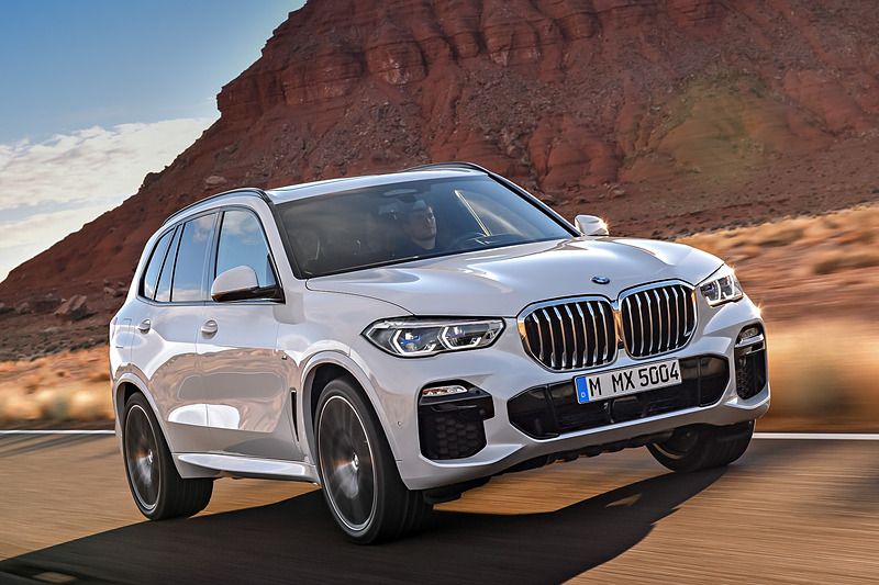 265PS/620Nmを発生する直列6気筒DOHC 3.0リッターディーゼルにより、0-100km/h加速6.5秒の動力性能を備える