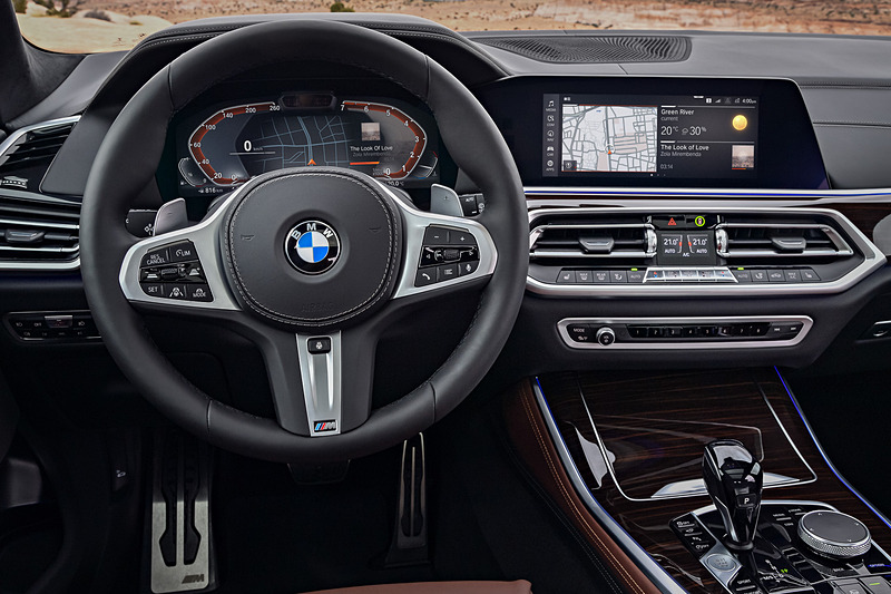 新型X5のインテリアではレザーのシート表皮やトリム類、ウッドパネルなどで高級感を演出しつつ、カーナビの地図表示も可能な12.3インチの「フルデジタル・メーターパネル」、多彩な操作に対応する10.25インチの「コントロール・ディスプレイ」などを備えて先進性を高めた