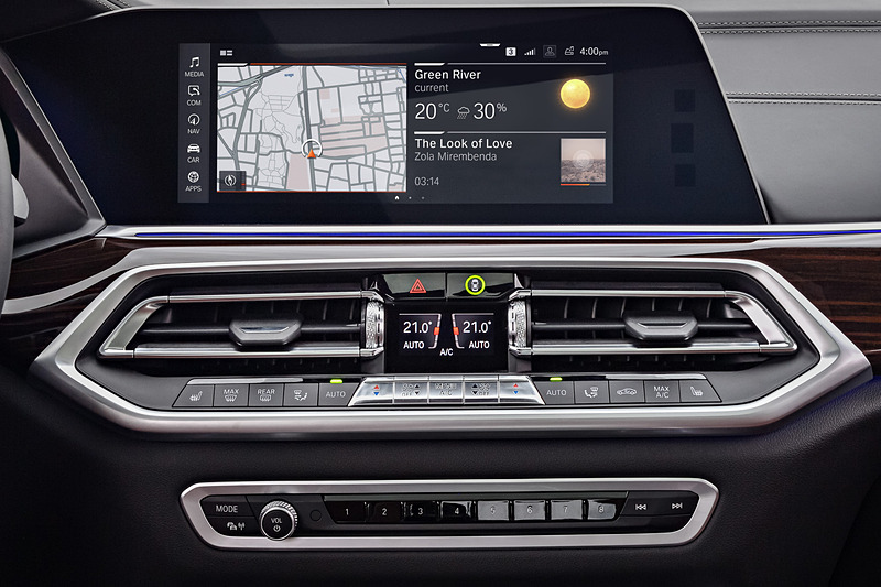 新型X5のインテリアではレザーのシート表皮やトリム類、ウッドパネルなどで高級感を演出しつつ、カーナビの地図表示も可能な12.3インチの「フルデジタル・メーターパネル」、多彩な操作に対応する10.25インチの「コントロール・ディスプレイ」などを備えて先進性を高めた