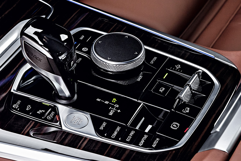 センターコンソールには「iDrive コントローラー」のほか、ドライブモードを選択するボタンを設定。「4輪アダプティブ・エア・サスペンション」をオプション装着した場合は車高を手動調整するスイッチもレイアウトされる