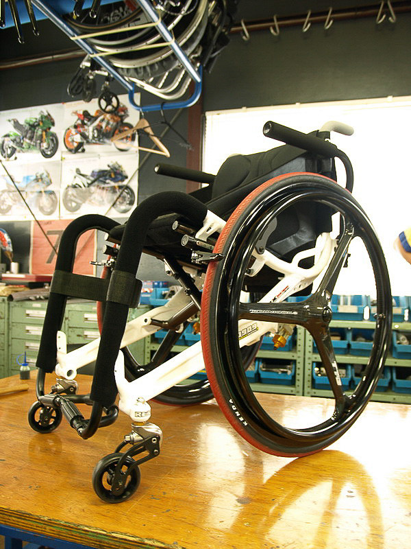 筆者愛用のOXエンジニアリング製の手動式車いす