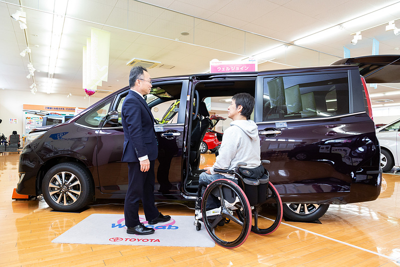 ドライバーの負担を減らし、多人数の送迎を快適にするために開発された「ウェルジョイン」のノア（2017年9月発売）。高齢者が1人で乗降できるように、つかまりやすい手すりを装着し、座席を1つ取り外し、3列目への通路を広めに確保。価格も通常車両＋5万円ほどに抑えられている