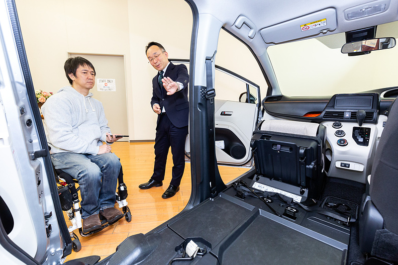 「シエンタ」の車いす仕様車 タイプII。主に子供を乗せる人のために、運転席から手が届くよう1.5列目まで車いすが乗り入れられる
