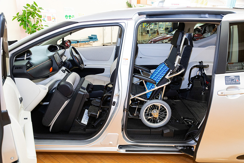 「シエンタ」の車いす仕様車 タイプII。主に子供を乗せる人のために、運転席から手が届くよう1.5列目まで車いすが乗り入れられる