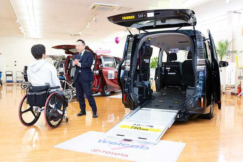 「ノア 車いす仕様車手動スロープ前倒れ機能」は、荷室から荷物の取り出し時に邪魔になっていた、立ったままのスロープ板を車内に倒れるように改良。これにより車いすを使わない場合は、左右からサードシートを倒しての7人乗車が可能にしたもの