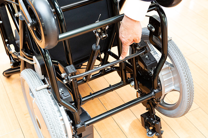 クルマ側に装着されたワンタッチ固定装置に必要なバーが採用されている