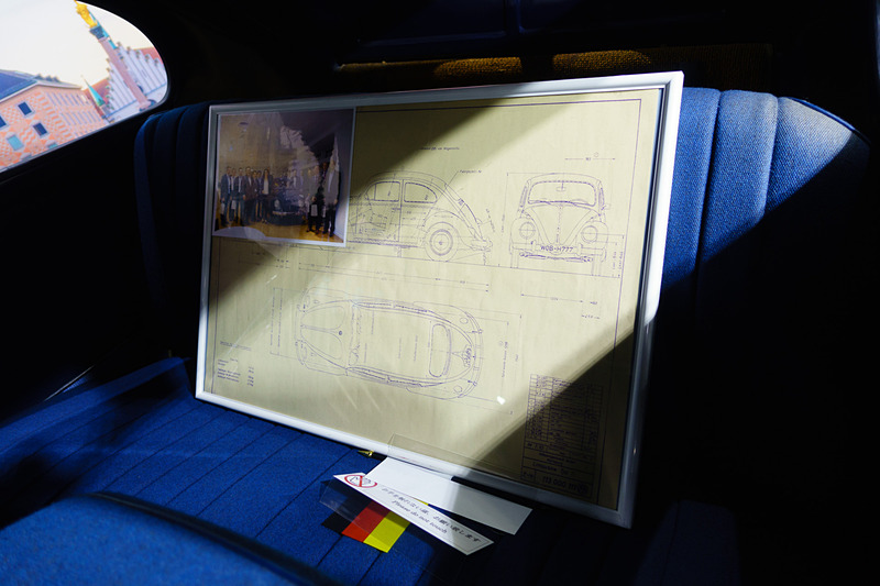 リアシートには図面が置かれていた