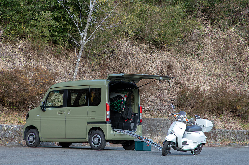 「N-VAN」（左）と「ジョルカブ」（右）