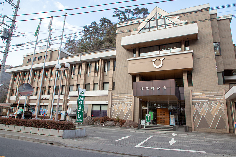 東京都島しょ部を除くと東京で唯一の村である檜原村。ここは村役場。正面フロアには特産物の紹介や観光ガイド冊子もあるので、遊びに行ったら役場に立ち寄ってみるのもいい