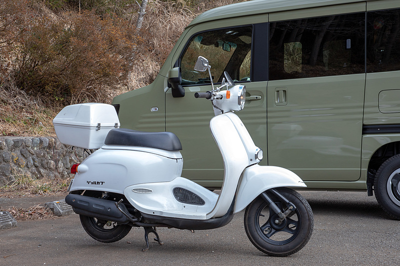 積んでいったのは、本田技研工業から発売されていた「ジョルカブ」。リアボックスはホンダ純正アクセサリーでけっこう古いもの。新品デッドストックを手に入れた。カタカナの「ホンダ」と「ジョルカブ」のステッカーは、知り合いのステッカー屋さんにオーダーして作ったワンオフもの