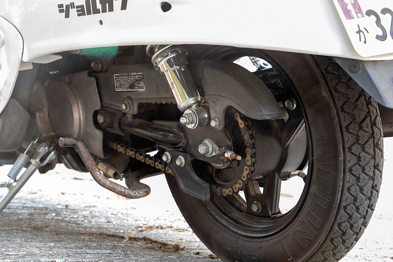 ボディカバーからスイングアーム、チェーン、スプロケがチラりと見えるのがステキと思っている。でも、かなりマイナーなスクーター