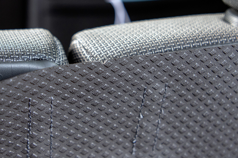 ラゲッジマットをよく見ると、シートの分割点上部とフロア側に丸い小さな穴が開いている。これは切れ込みを入れるためのガイド