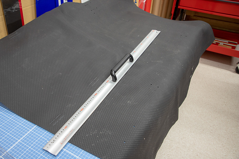 そこでこの穴に定規を合わせてカッターで切る。それなりに厚みがあるので、カッターの刃は新品にしておいたほうがいい