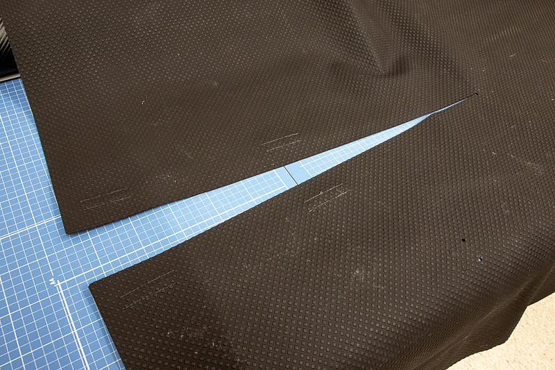 切れ込みを入れた状態。切りすぎてフロア側の穴を行きすぎないよう注意が必要。あらかじめ開けてある穴はガイドのほか、切れ込みが不要に広がらない役目も果たしているのだ