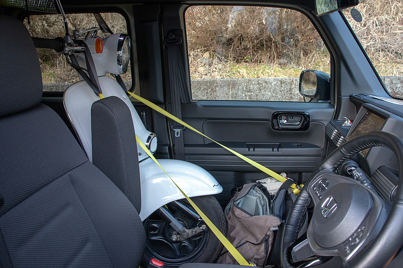 助手席横に6歳児を模した高さ1m、直径0.3mの円柱を置いて、それが直接、またはミラー越しに見えなければならないと車検の基準にある。ここが実際に隠れていると、子供がヒョイと横に来ることはあるし、最近は子供の自転車も車道にいるので、この高さが見えないのはヤバイ。バイクや荷物を積むときは注意したい