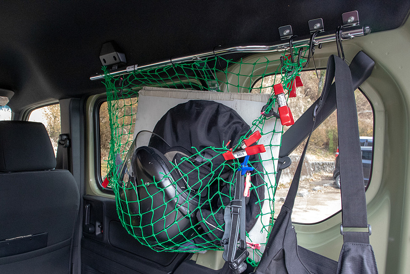 前回の記事で紹介したサイドネットにヘルメットやグローブを突っ込んできた。ホントに便利である