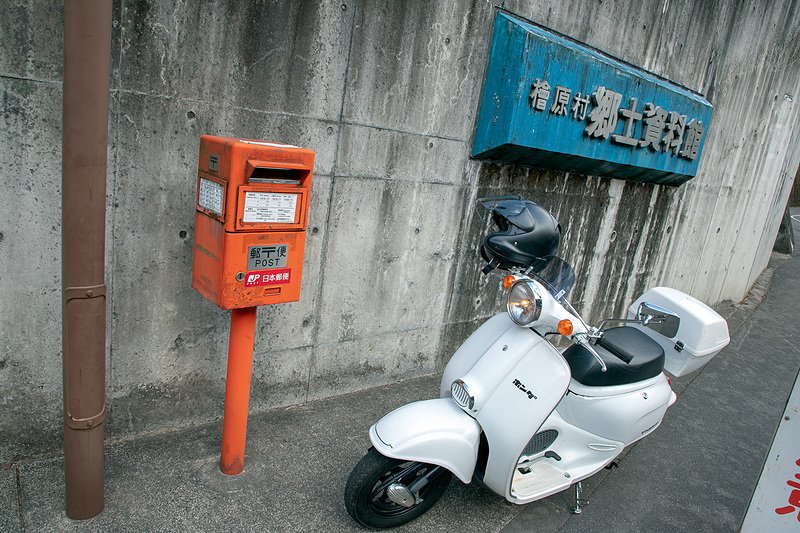 気を取り直してジョルカブを北の方角に走らせる。途中、檜原村の資料館がある。山間部にある村の歴史は面白そうだと思っていたので寄ってみると……。休館日