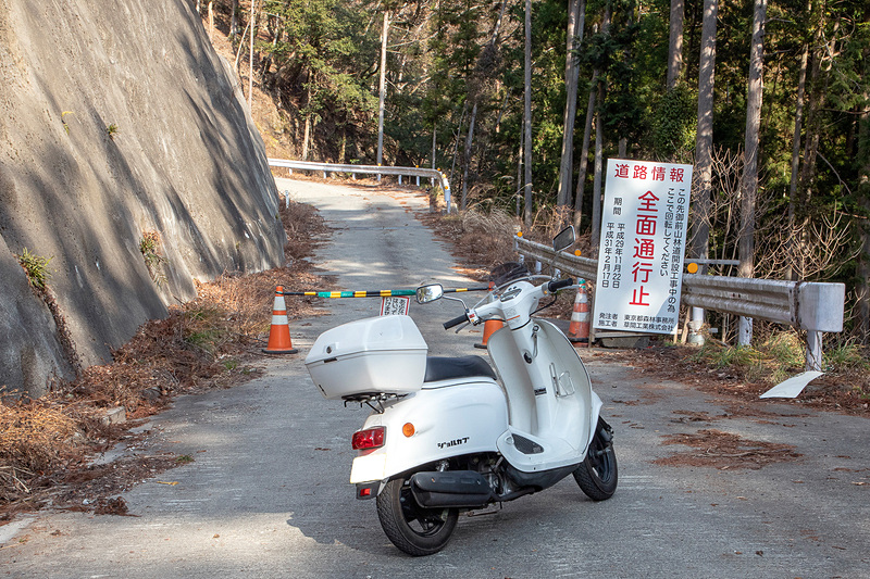 さらに奥へ行く。こっちは来たことがないな～と思っていると、林道あるあるの通行止め。「もういいですよ」と開き直って、道路脇の駐車スペースにジョルカブを駐める