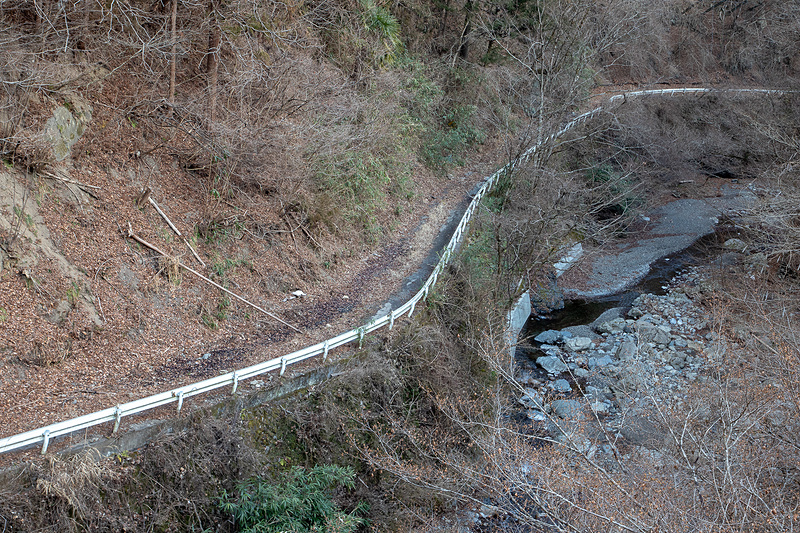 帰り道、通行止めになっているっぽい道を発見。入ってみたいなとも思った