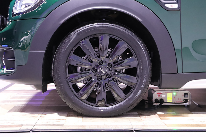 専用の18インチアロイホイール ピン・スポーク ブラックを装着。タイヤサイズは225/50 R18