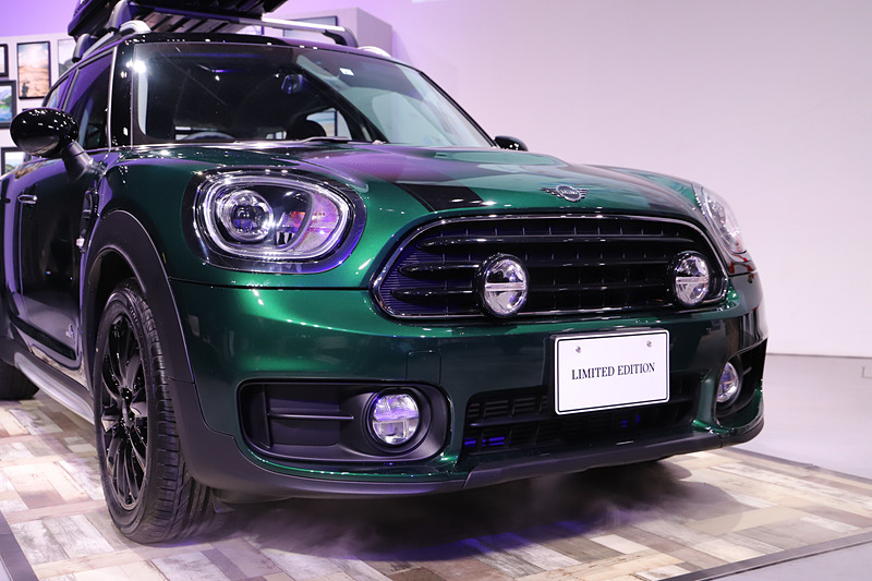 「アディショナルLEDヘッドランプ・セット」「アダプティブLEDヘッドライト/LEDデイライト・リング」「LEDフロントフォグランプ」などを特別装備