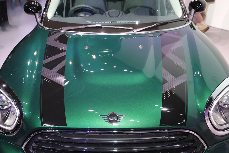 専用のボンネットストライプは左右非対称の道をイメージしたデザインが施され、白いドットの集まりは街をイメージしているという