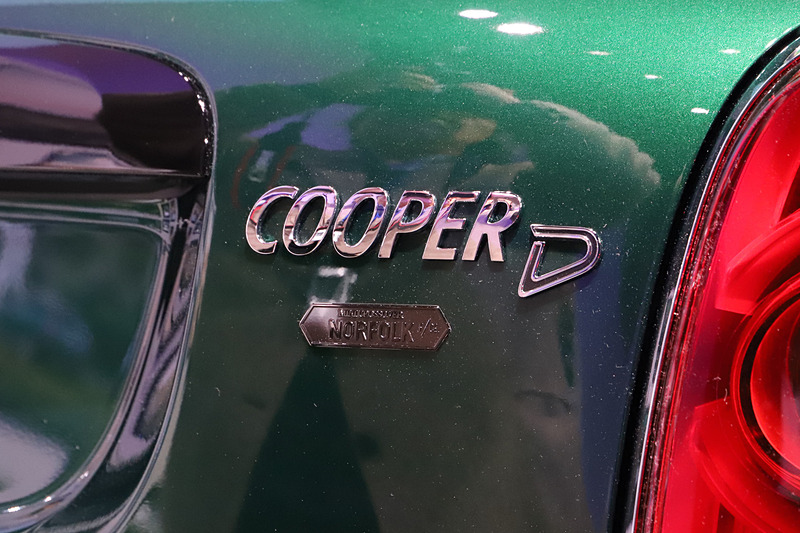 ストリートサインをイメージしたネームバッヂを左右のピラーとテールゲートに装着