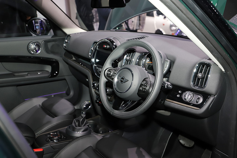 MINI クロスオーバー ノーフォーク・エディションのインテリア。8.8インチのナビゲーションシステムや、専用装備の「レザレット・シート・カーボン・ブラック（スポーツシート）」を装着