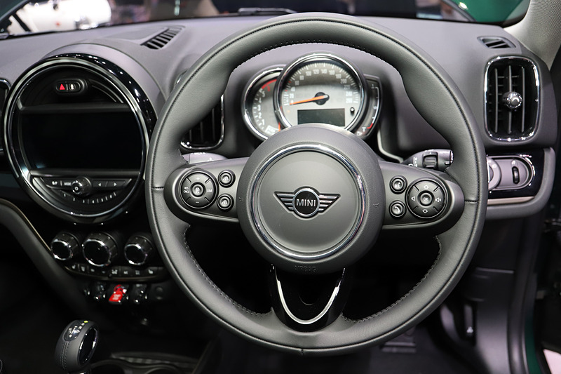 MINI クロスオーバー ノーフォーク・エディションのインテリア。8.8インチのナビゲーションシステムや、専用装備の「レザレット・シート・カーボン・ブラック（スポーツシート）」を装着