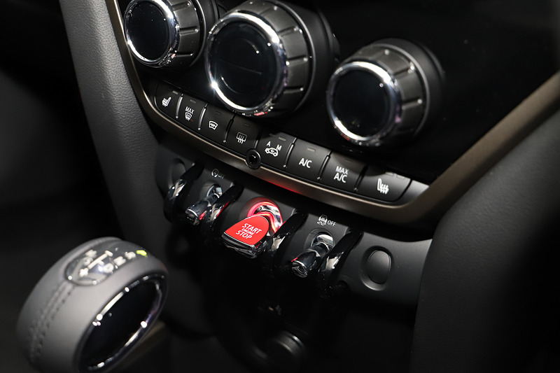 MINI クロスオーバー ノーフォーク・エディションのインテリア。8.8インチのナビゲーションシステムや、専用装備の「レザレット・シート・カーボン・ブラック（スポーツシート）」を装着