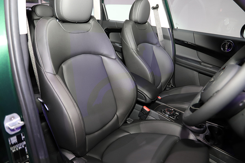 MINI クロスオーバー ノーフォーク・エディションのインテリア。8.8インチのナビゲーションシステムや、専用装備の「レザレット・シート・カーボン・ブラック（スポーツシート）」を装着