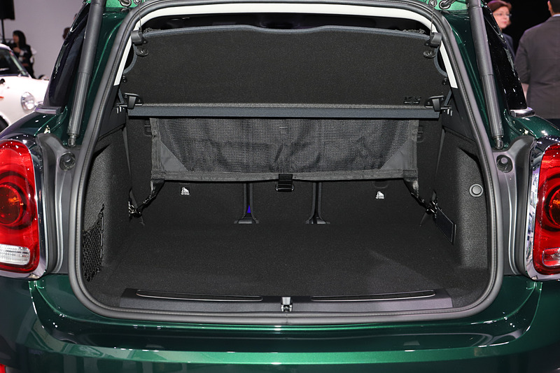 ラゲッジルームには、「ラゲッジ・セパレーション・ネット」「ピクニック・ベンチ」などを特別装備