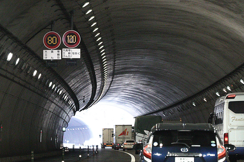 新静岡ICを通過して少しすると120km/hの規制速度を示す速度表示が出てきた